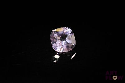 gros plan d'un diamant violet sur une surface noire