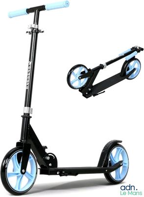 La trottinette est noire et a des roues bleues.