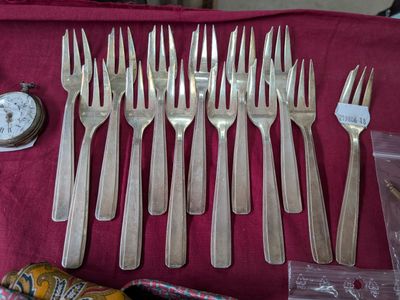 beaucoup de fourchettes et de cuillères sur la table