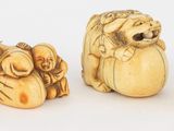 quatre pièces de bois sculpté sur un fond blanc