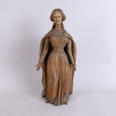 statue en bois représentant une femme vêtue d'une longue robe et d'un châle