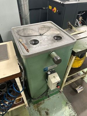 une machine placée au milieu d'une pièce