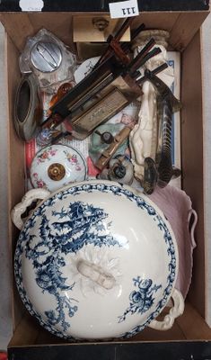 une boîte remplie d'objets assortis qui s'y trouvent