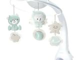 un mobile pour lit de bébé avec des oursons suspendus