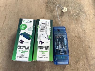 deux cartons posés par terre