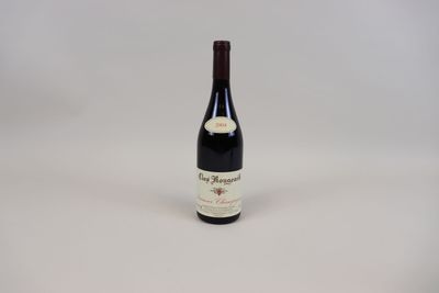 la bouteille de vin est posée sur une surface blanche