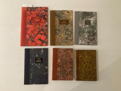 une pile de livres posée sur une table blanche