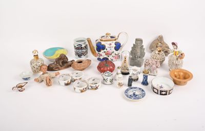un grand nombre d'objets différents posés sur une table