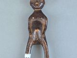 figurine en bois représentant un homme coiffé d'un chapeau