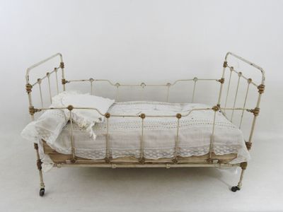 un lit blanc avec une couverture blanche et un oreiller blanc