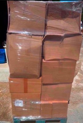 une grande pile de cartons posée sur une palette