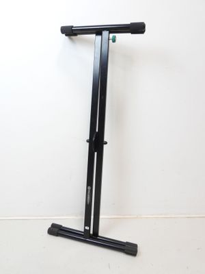 un scooter noir et vert posé sur un sol blanc