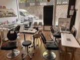 une pièce contenant beaucoup de chaises et de tables