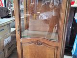 une armoire en bois avec une porte vitrée au milieu