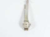 l'image d'une montre-bracelet entourée d'une chaîne