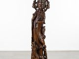 une statue en bois représentant une femme coiffée d'une couronne