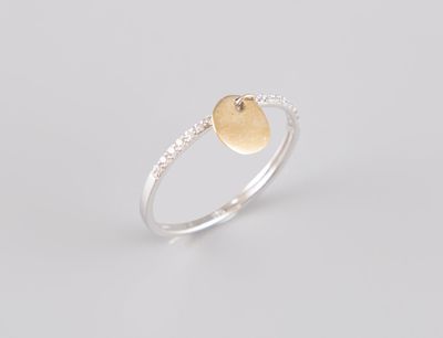 une bague en or sertie de diamants sur fond blanc