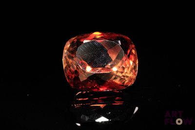 gros plan d'un diamant orange sur une surface noire