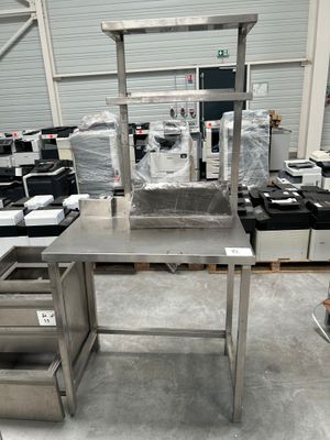 l'image d'une table sur laquelle sont posés de nombreux objets