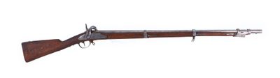 un vieux fusil avec un canon en bois sur fond blanc