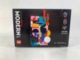 La boîte est ouverte pour montrer le contenu du coffret « Lego Modern Art ».