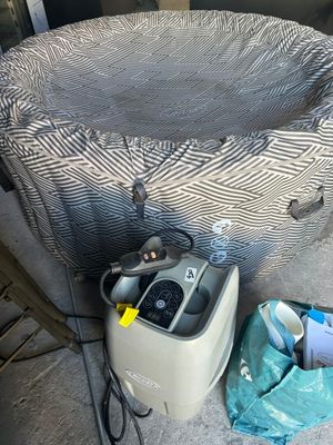 un lit de bébé posé à même le sol