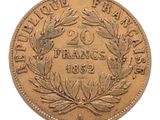 gros plan d'une pièce de monnaie sur fond blanc