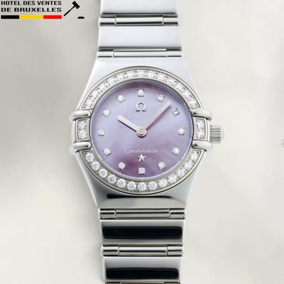 une image montrant un gros plan d'une montre sertie de diamants