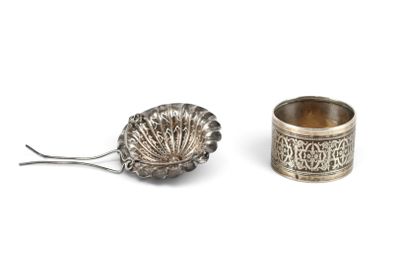 une paire de passoires à thé plaquées argent et une passoire à thé plaquée argent
