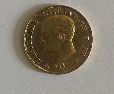 une pièce d'or sur laquelle figure le visage d'un homme
