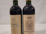 deux bouteilles de vin posées l'une à côté de l'autre sur une table