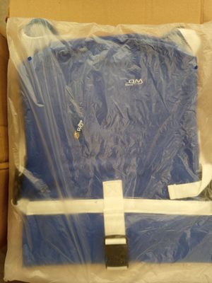 une chemise bleue dans une boîte emballée dans du plastique