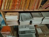 Les livres sont empilés sur une étagère dans une pièce remplie de vieux livres