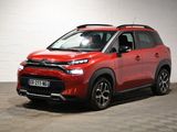La Citroën rouge est garée dans un garage au sol carrelé