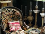 une chaise et une table dans une pièce dotée d'une grande fenêtre