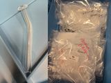 deux photos côte à côte représentant des toilettes et un paquet de papier toilette