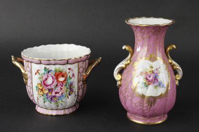 Dans le style de SEVRES: Petit rafraîchissoir et vase en por…