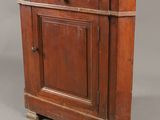 une vieille armoire en bois avec deux tiroirs et une porte sur un côté