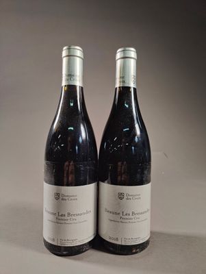 deux bouteilles de vin posées l'une à côté de l'autre sur une table