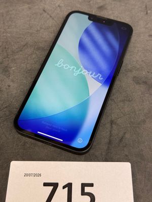 un gros plan d'un téléphone posé sur une table, avec une étiquette de prix