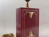 une image représentant une lampe rouge ornée de dorures sur fond blanc