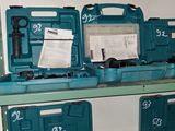 de nombreux outils posés sur une étagère dans une pièce