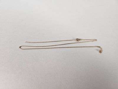 une chaîne en or ornée d'un seul diamant
