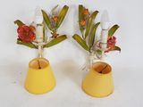 deux vases jaunes contenant des fleurs, posés sur une surface blanche