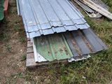 un tas de vieilles tôles de toiture qui traînait dans l'herbe