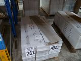 une pile de boîtes sur une palette dans un entrepôt