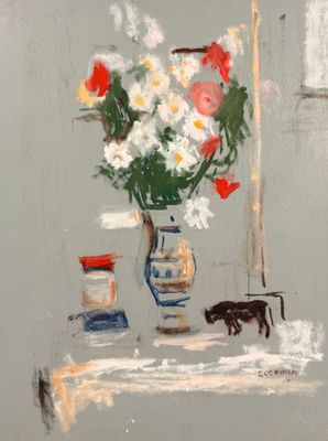 un tableau représentant un vase de fleurs et un chat posés sur une table