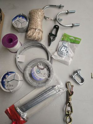 du matériel disposé sur une table, comprenant une paire de ciseaux, une corde, une paire de ciseaux, une paire de ciseaux et une paire de ciseaux