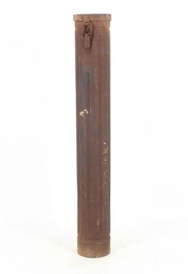 un grand mât métallique surmonté d'une horloge