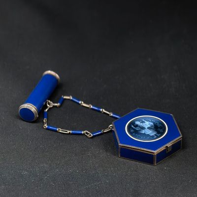 une image représentant un collier bleu orné d'une photo de femme